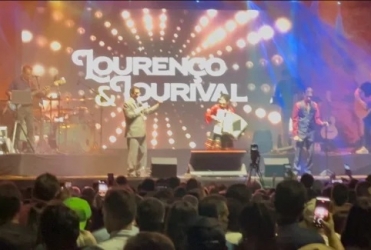 Patos de Minas - Lourenço e Lourival emocionam multidão e fazem público cantar clássicos na Fenapraça 2026