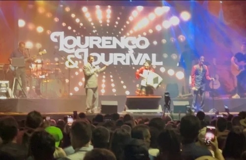 Patos de Minas - Lourenço e Lourival emocionam multidão e fazem público cantar clássicos na Fenapraça 2026
