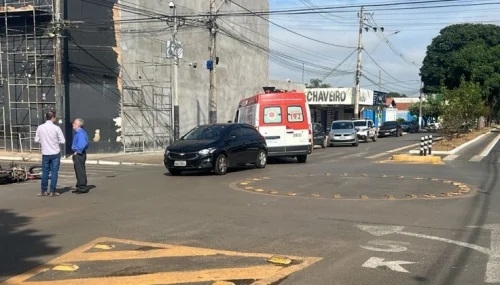 Patos de Minas - Motociclista e passageira ficam feridos após acidente no cruzamento da Avenida Paranaíba com a Rua Joaquim das Chagas