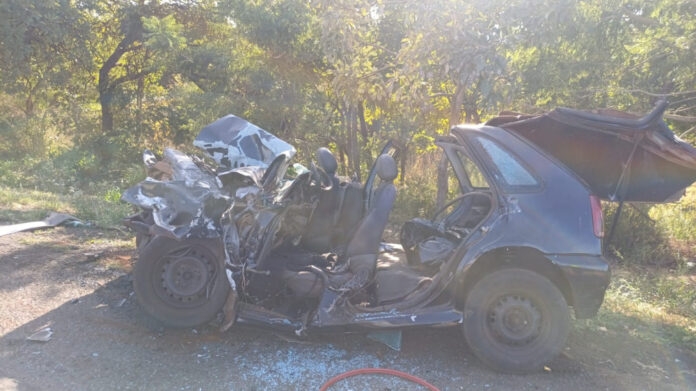 Motorista morre após batida entre carro e ônibus na BR-262